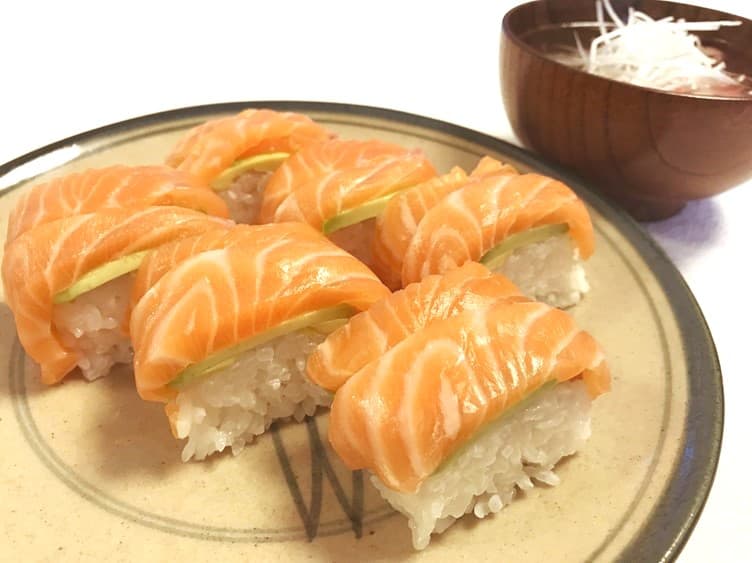 握りは難しくても置くだけで意外と簡単なサーモンの棒寿司のレシピ画像