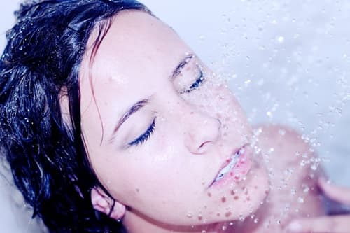 濡れる女性の画像