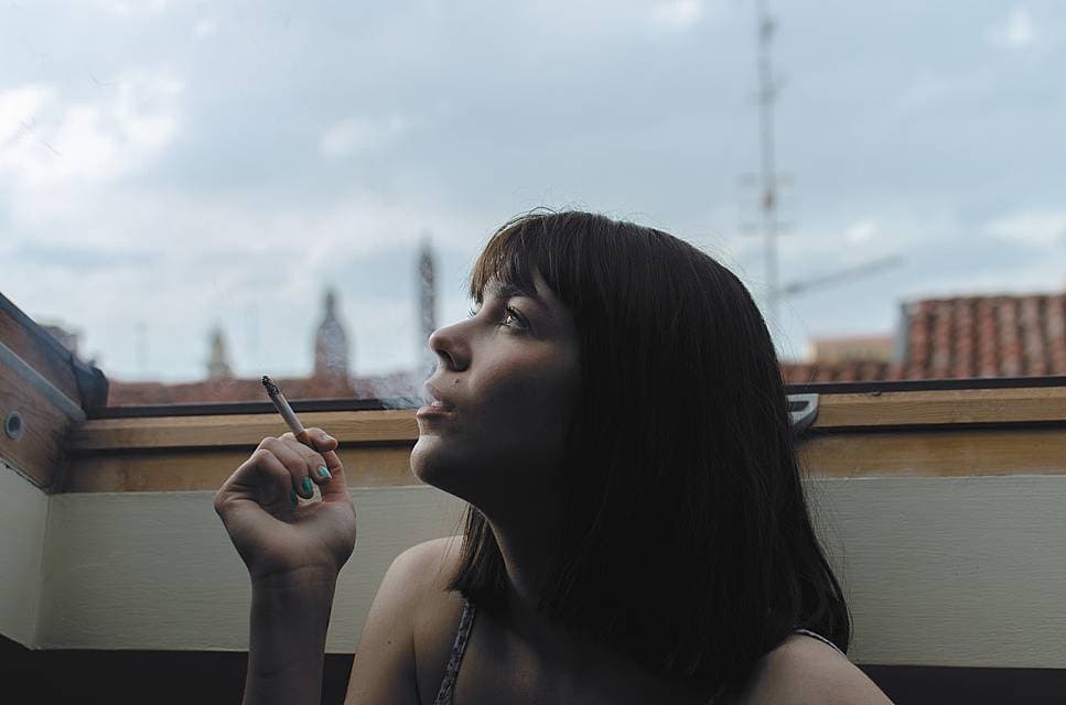 たばこを吸う女性の写真