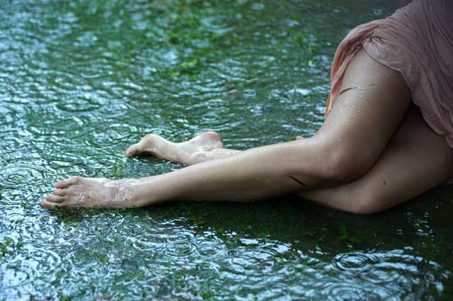 水に濡れる女性の脚のサムネイル画像