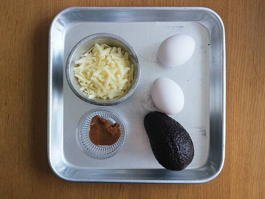 ツレヅレハナコの一人呑み晩酌カンタンアボカドとゆで卵のみそチーズ焼きおつまみレシピ