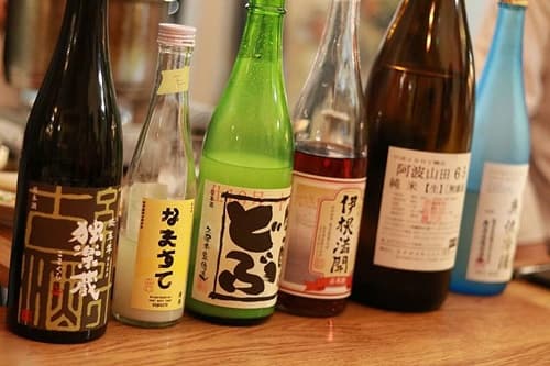 さまざま日本酒が並ぶ画像