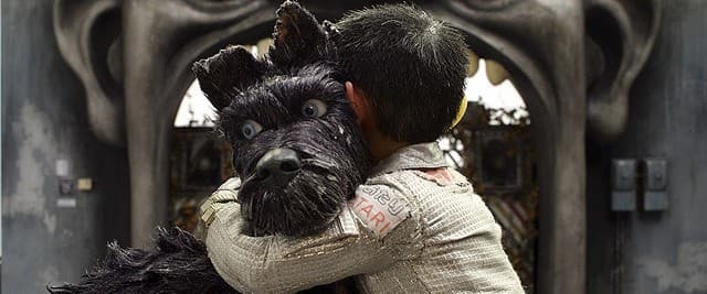 ウェス・アンダーソン監督映画『犬ヶ島』の黒い犬を子どもが抱きしめるシーン