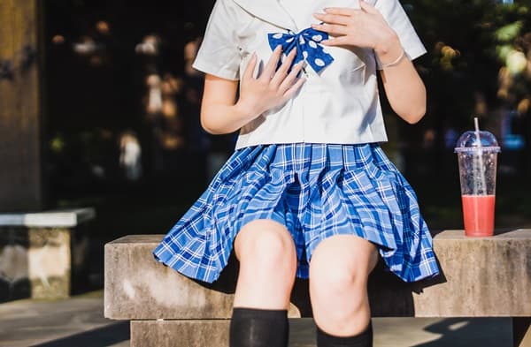 青のチェックスカートの中学校の制服を着ている魔性の女の画像