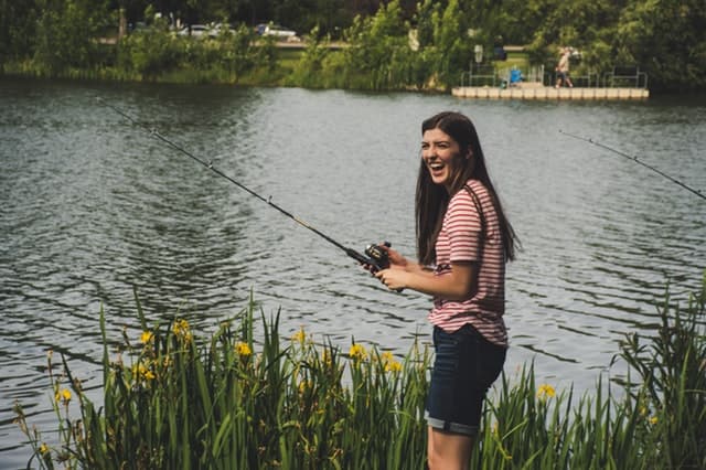 面白いほど釣りが成功する女性の画像