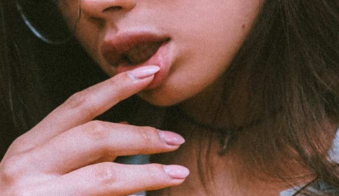 唇に指を当てて誘惑する裏垢女子のアイコン風画像