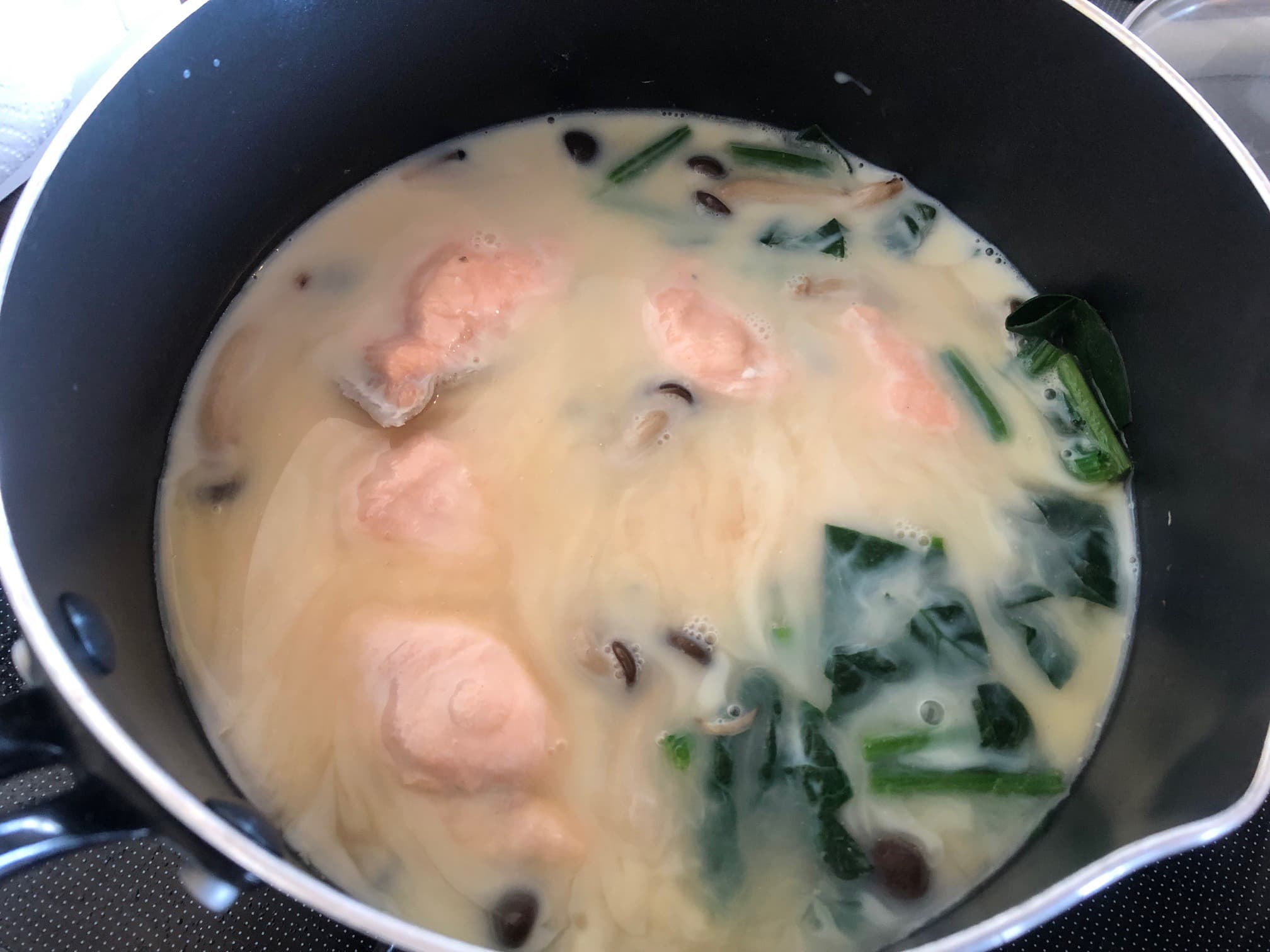鮭とほうれん草の豆乳煮込みのレシピ