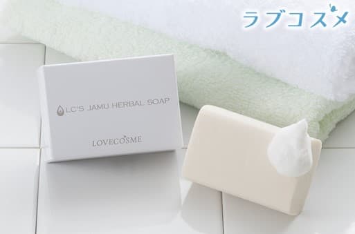 LCラブコスメのベッド専用香水リビドーロゼを使ってベッドの上で抱き合う外国人の男女