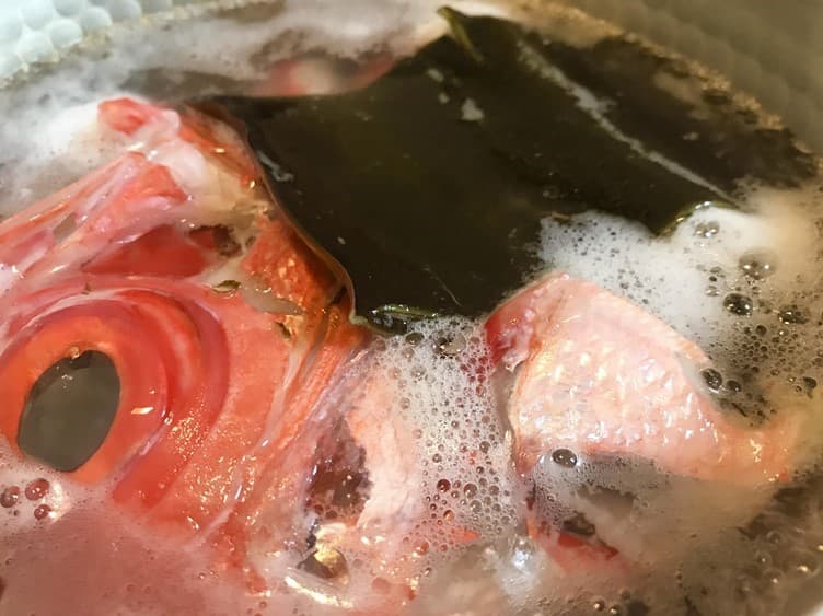 スーパーで簡単に手に入るアラを少し手入れすればおいしい鯛の潮汁の画