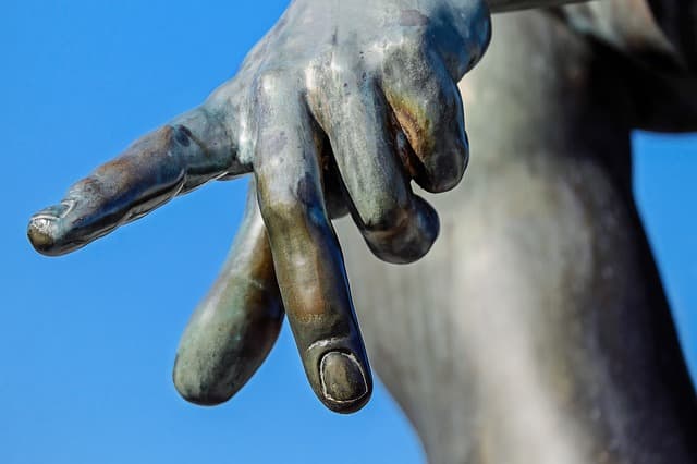 手マンする男性の手のイメージ画像