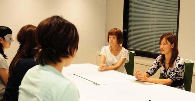 女性の相談に乗るライター菊池美佳子と占い師飯島寛子