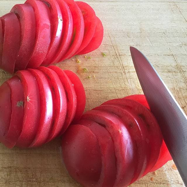 初夏のトマトの輪切り画像
