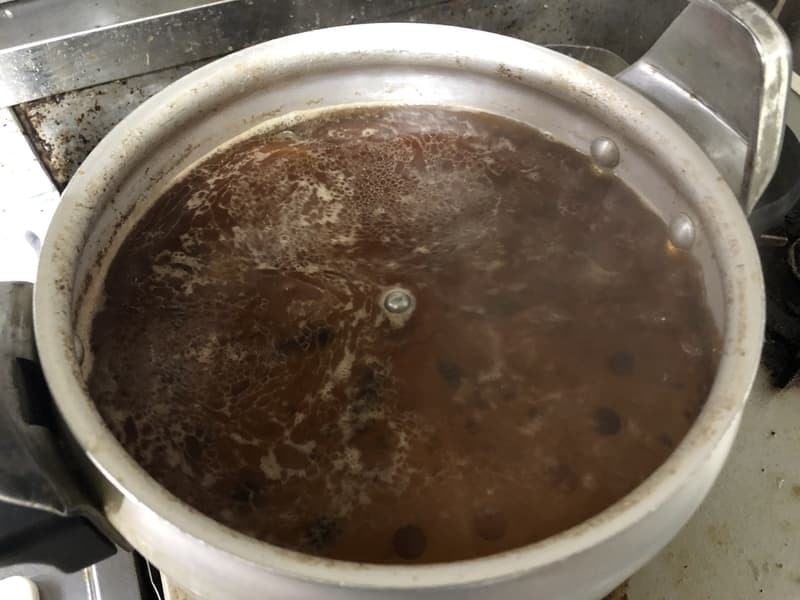 醤油と水と豚肩ロースが入った鍋が沸騰している画像