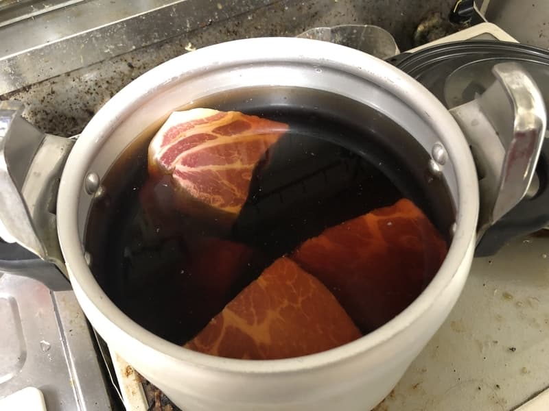 醤油と水と豚肩ロースが入った鍋の画像