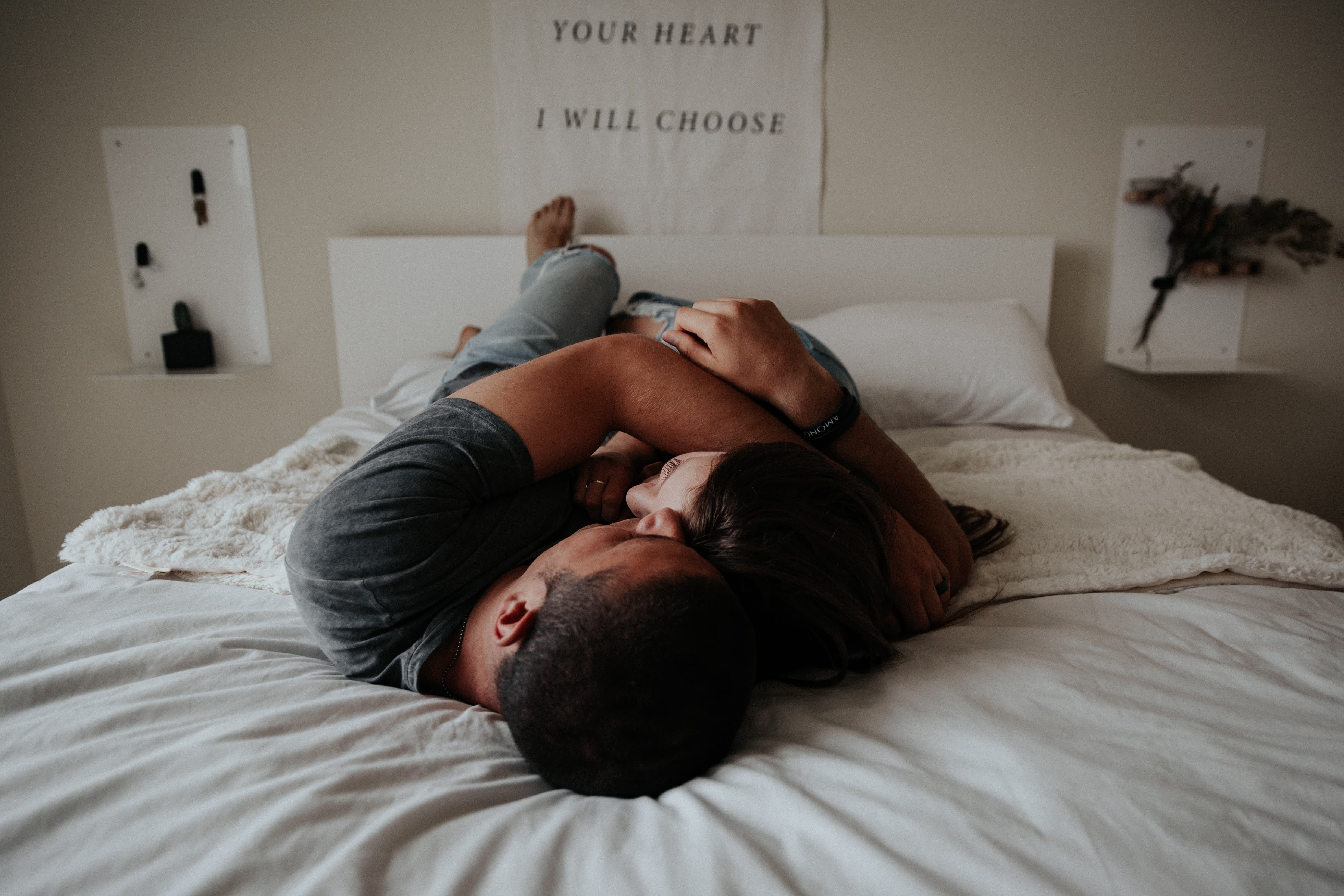 ベッドで抱き合う男女の写真