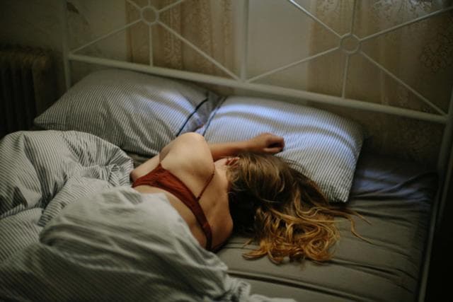 ベッドの中ではくっついて眠りたい…愛と人肌のバランスについて