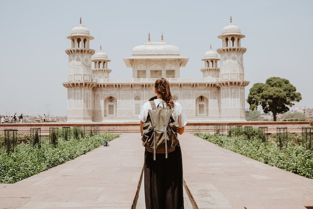 インド旅行をする女性の画像
